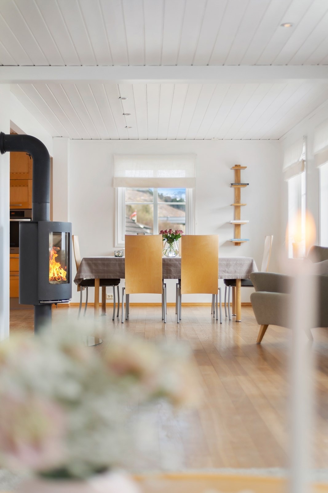 Ved kjøkkenet er det god plass til spisestue. Galleribilde