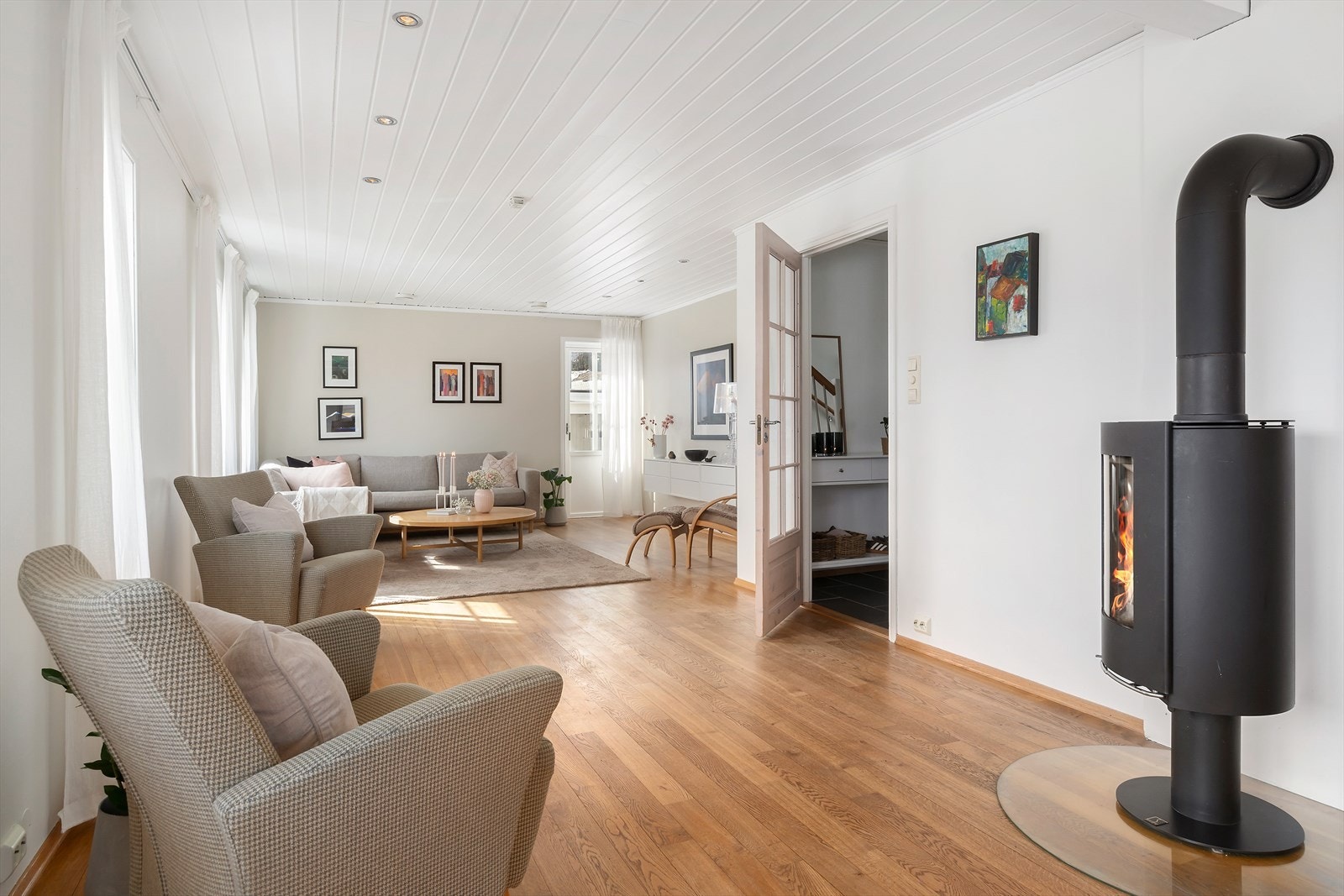 Det er downlights i himling. Både flott peisovn og varmepumpe på stuen. Galleribilde