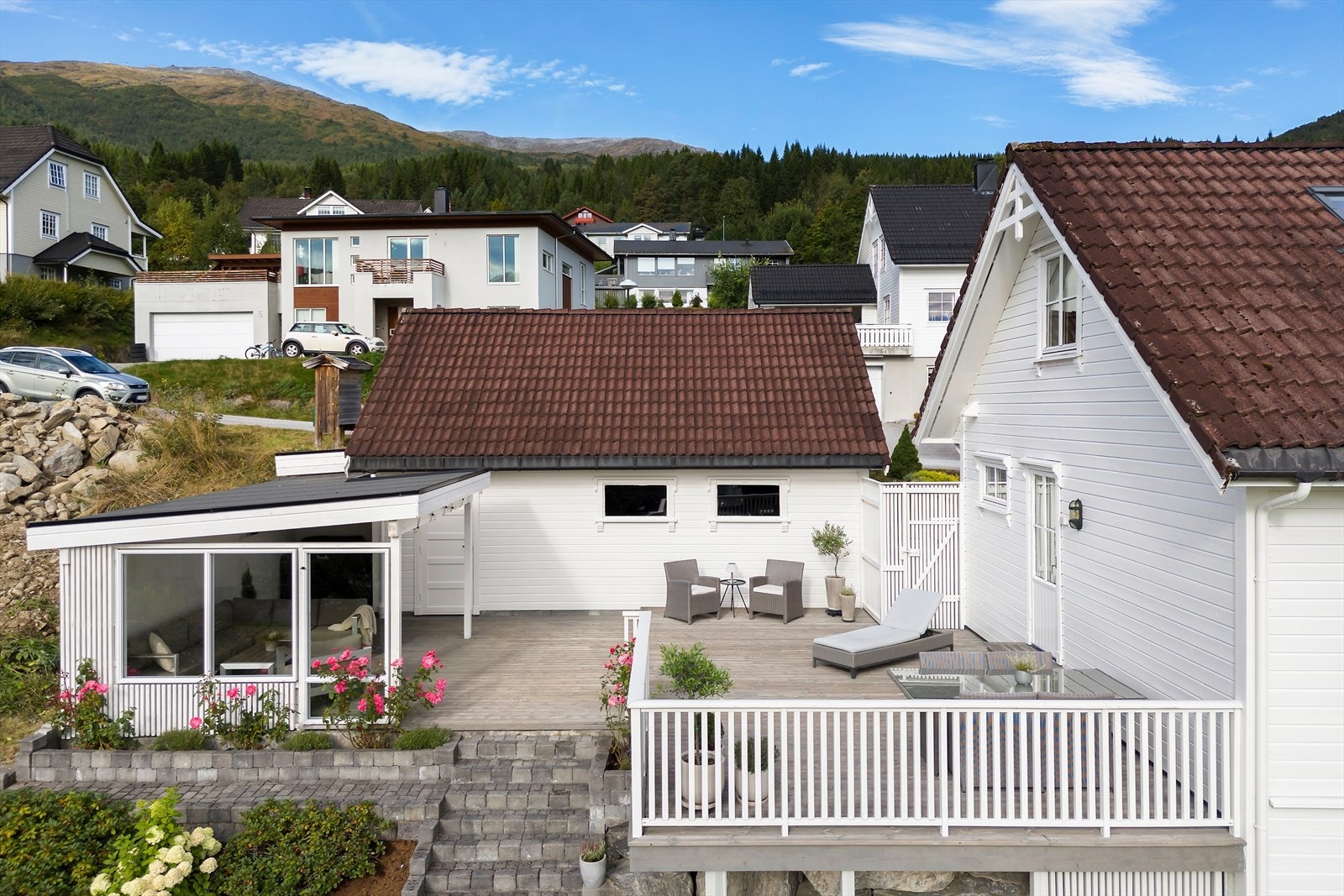 Det er god plass til møblering på verandaen. Hagestuen utvider bruken av uterommet på en god måte. Galleribilde