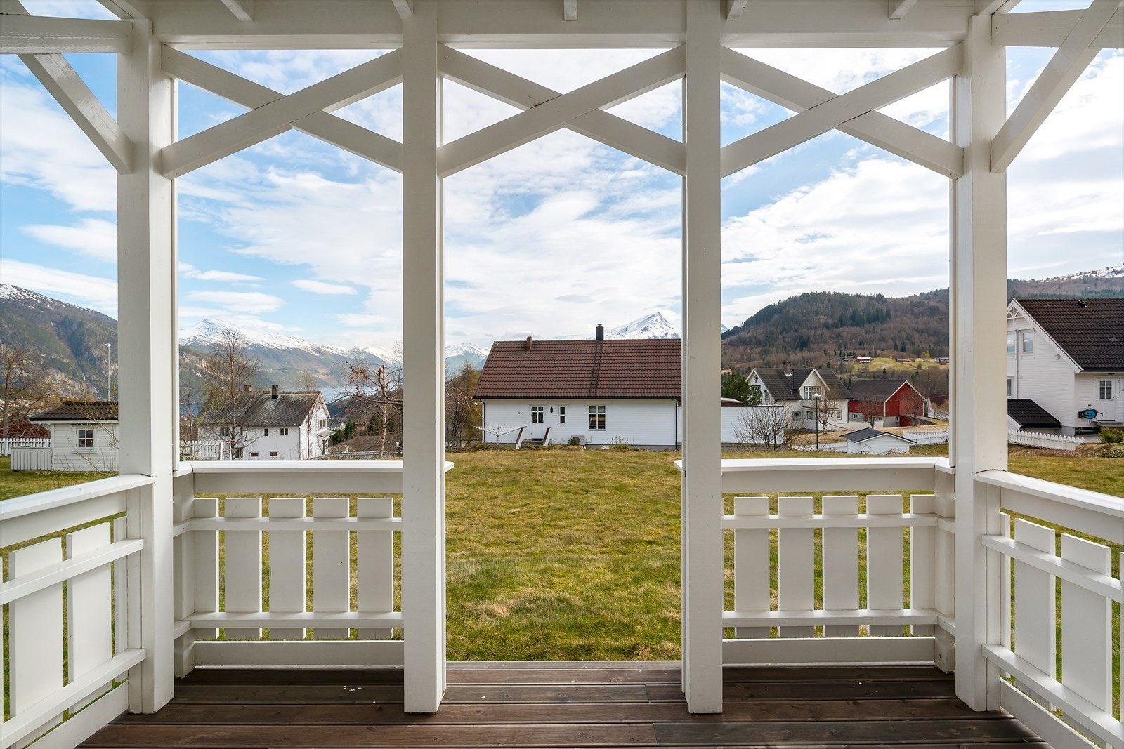 Fin terrasse med utgang til hagen. Her er det terrassedekke i Møre Royal fra 2024. Galleribilde
