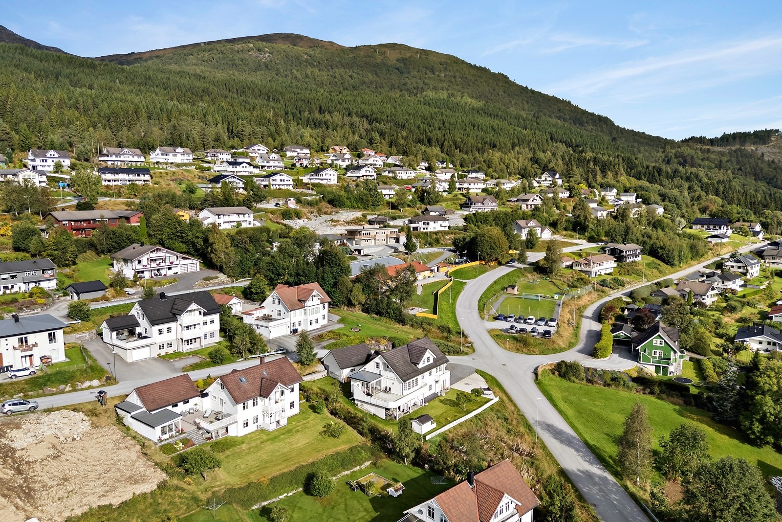 Det populære turmålet Skurda og Skurdavatnet ligger bak eiendommen. Galleribilde