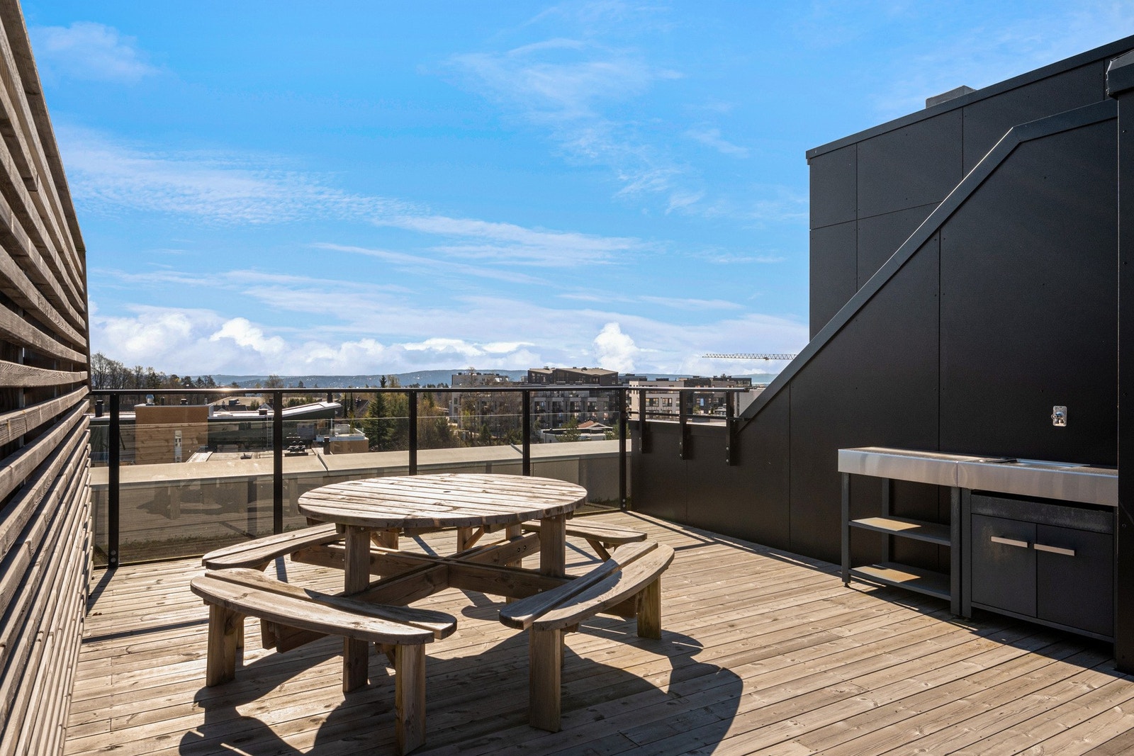 Felles takterrasse med nydelig utsikt og solforhold Galleribilde