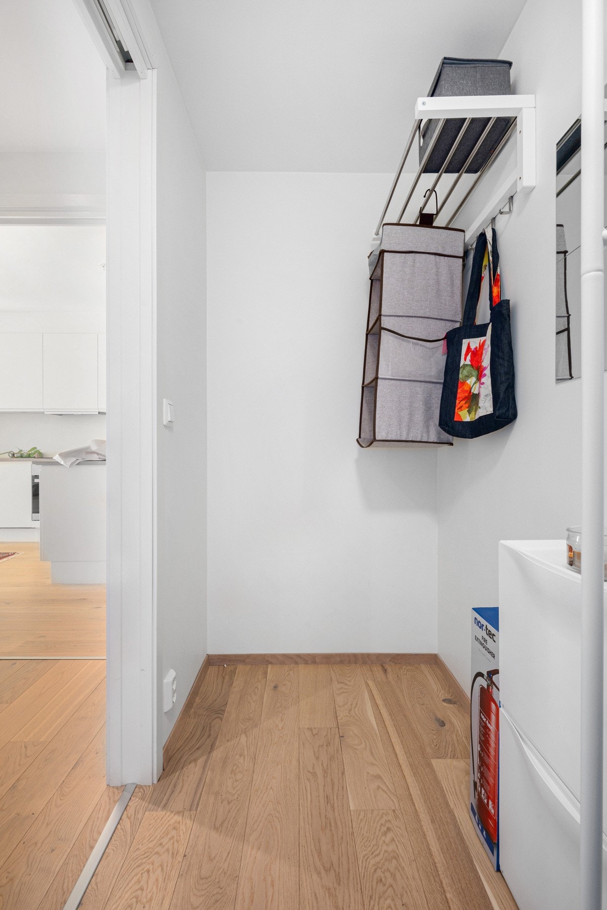 Garderobe/bod i gang Galleribilde