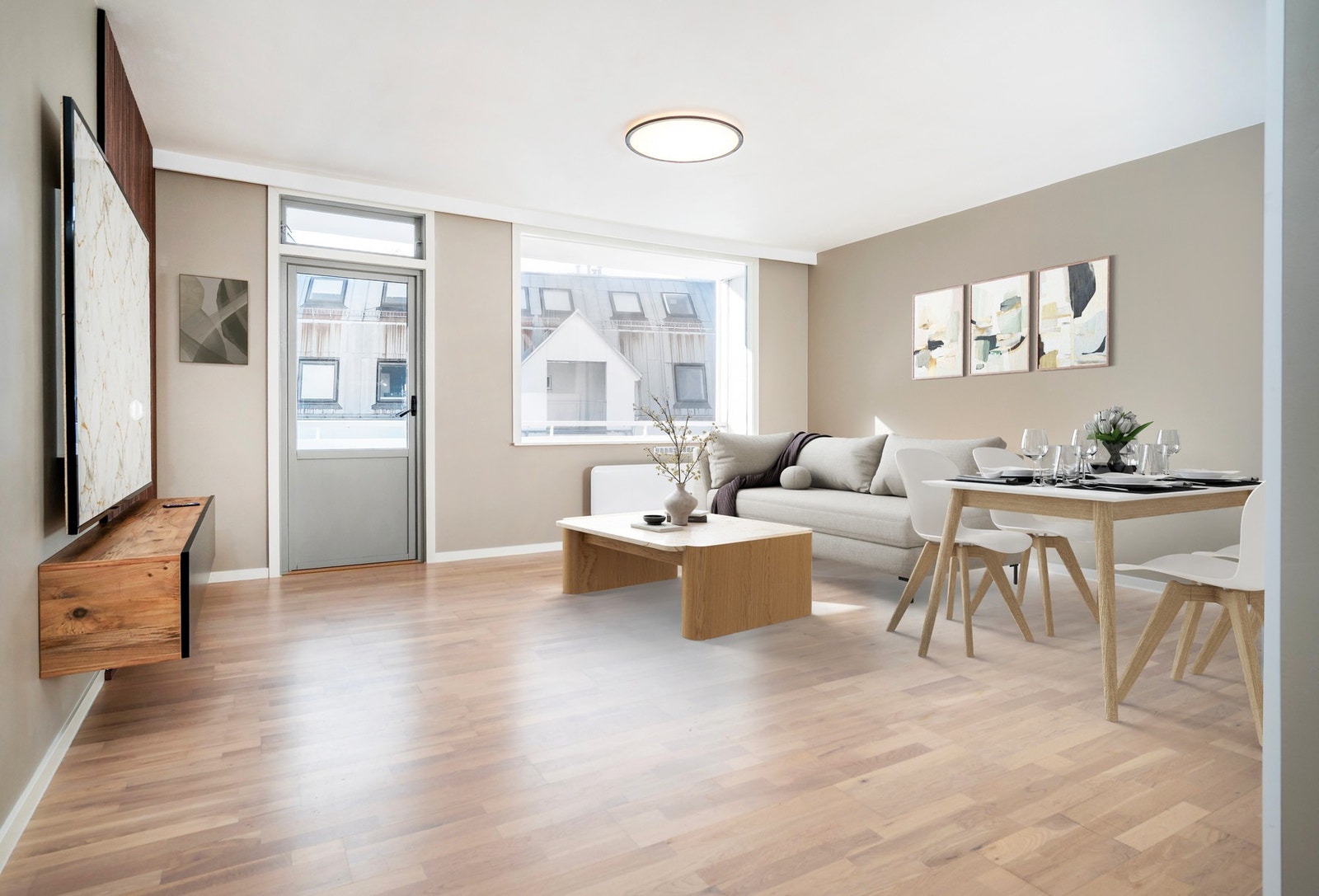God plass til sofagruppe og spisestue. Galleribilde