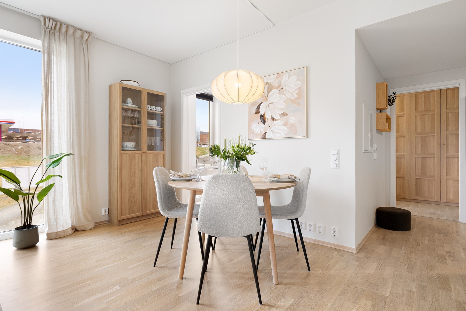 Leilighetens månedlige felleskostnader inkluderer utgifter tilknyttet bod, TV/internett, kontingent utomhus og generelle felleskostnader. Galleribilde