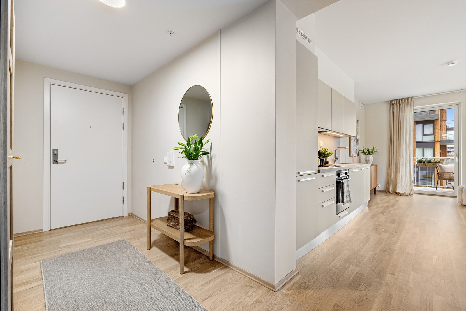 Velkommen inn! Den romslige entréen måler 7,4 kvm og har direkte adkomst til stue/kjøkken. Galleribilde