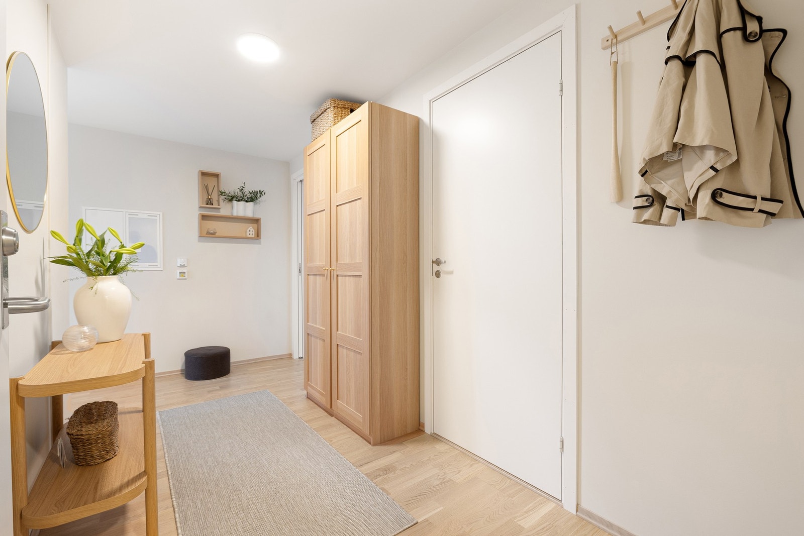 Her har du gode muligheter for oppheng av yttertøy og oppbevaring av sko. Første dør til høyre for entréen vil være badet. Galleribilde