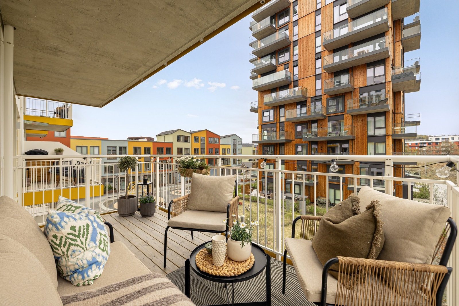 Balkongen anses som en forlengelse av stuen på sommerhalvåret og er et ypperlig samlingspunkt for venner og familie. Gode solforhold på ettermiddag/kveld. Galleribilde