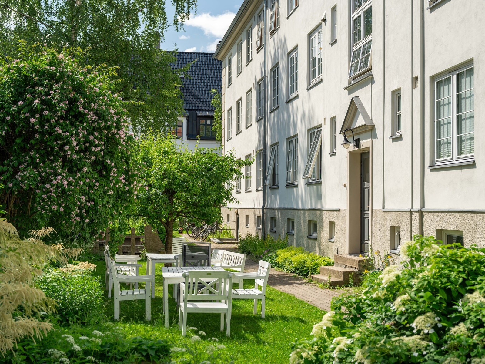 Bakhagen rett utenfor leiligheten er fantastisk! Hvor deilig er det ikke å ha nærmeste "park" rett utenfor? Galleribilde