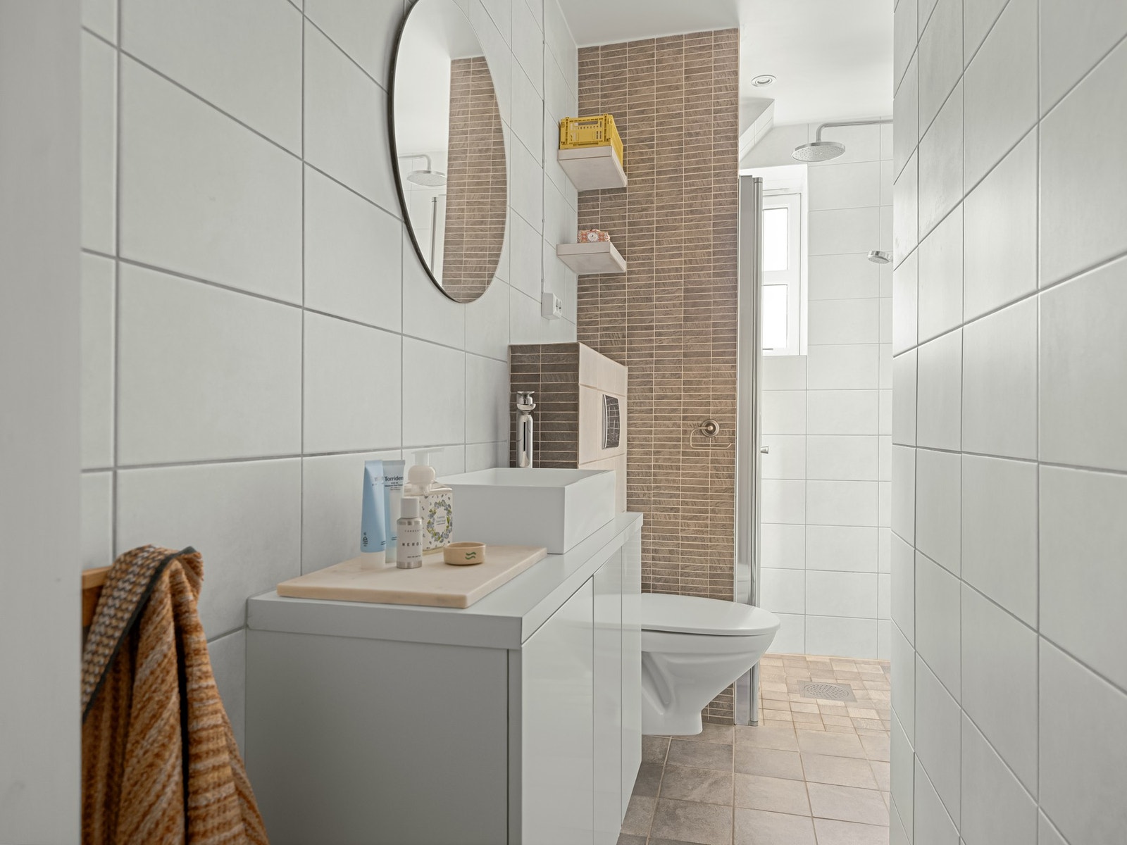 Badet er pent flislagt, sist pusset opp i 2012. Galleribilde
