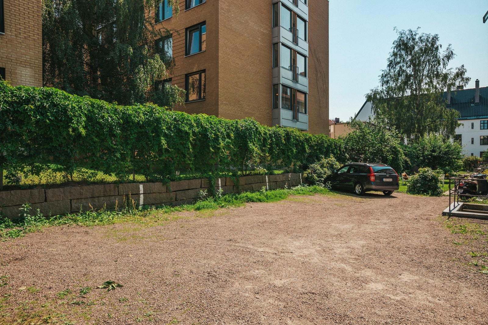 Aksjelaget har 8 parkeringsplasser som leies ut etter venteliste. Se salgsoppgave for mer informasjon. Galleribilde