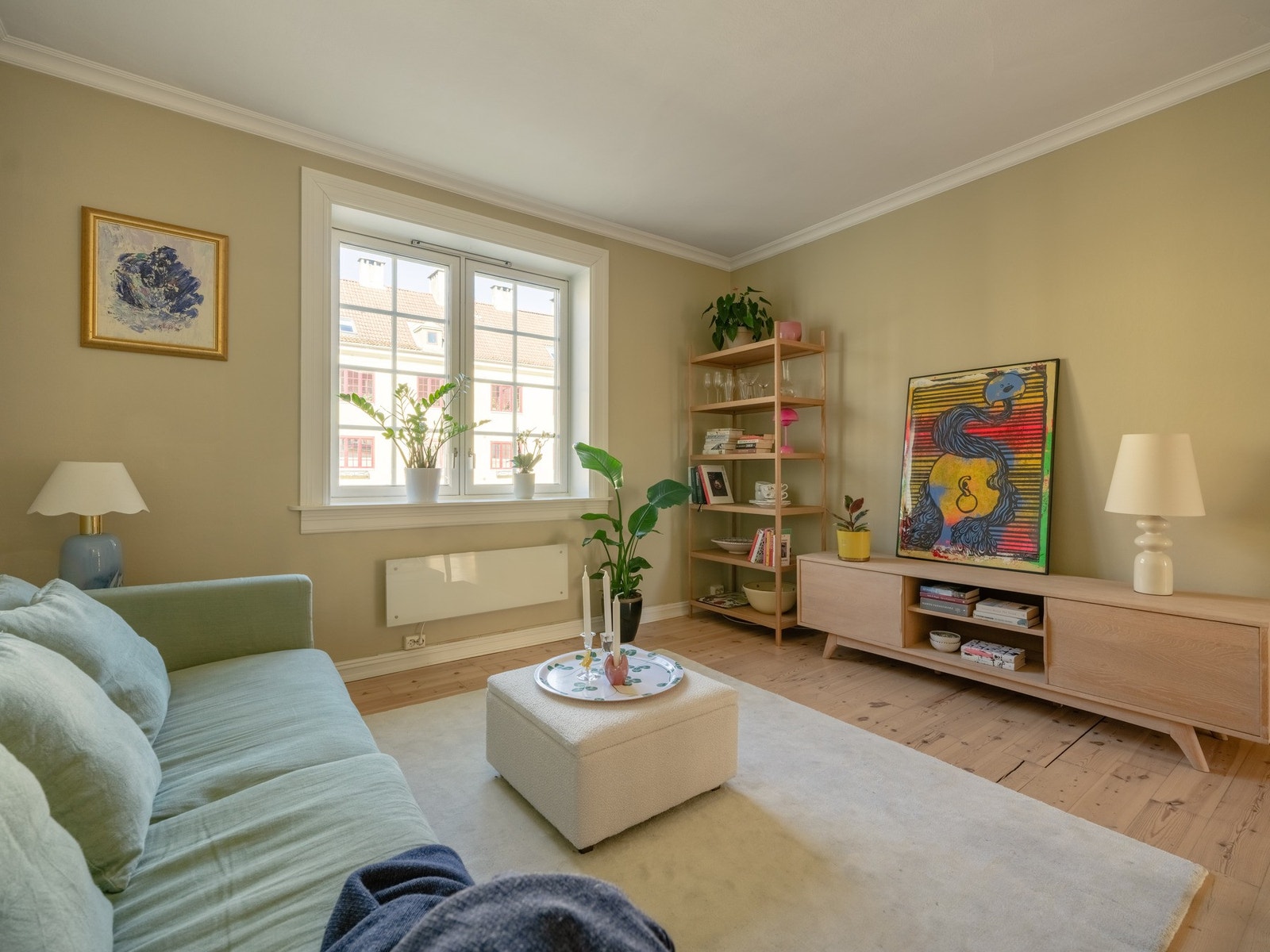 De store vinduspostene gir et hyggelig utsyn og slipper inn masse naturlig lys. Stuen er også vestvendt, så her får du deilig ettermiddagssol. Galleribilde