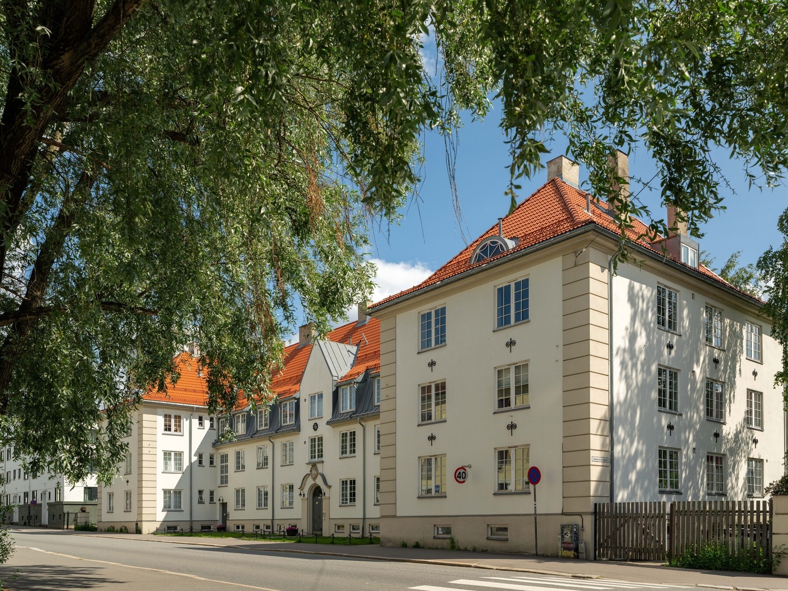 Leiligheten ligger fint til i byggets 2. etasje. Galleribilde