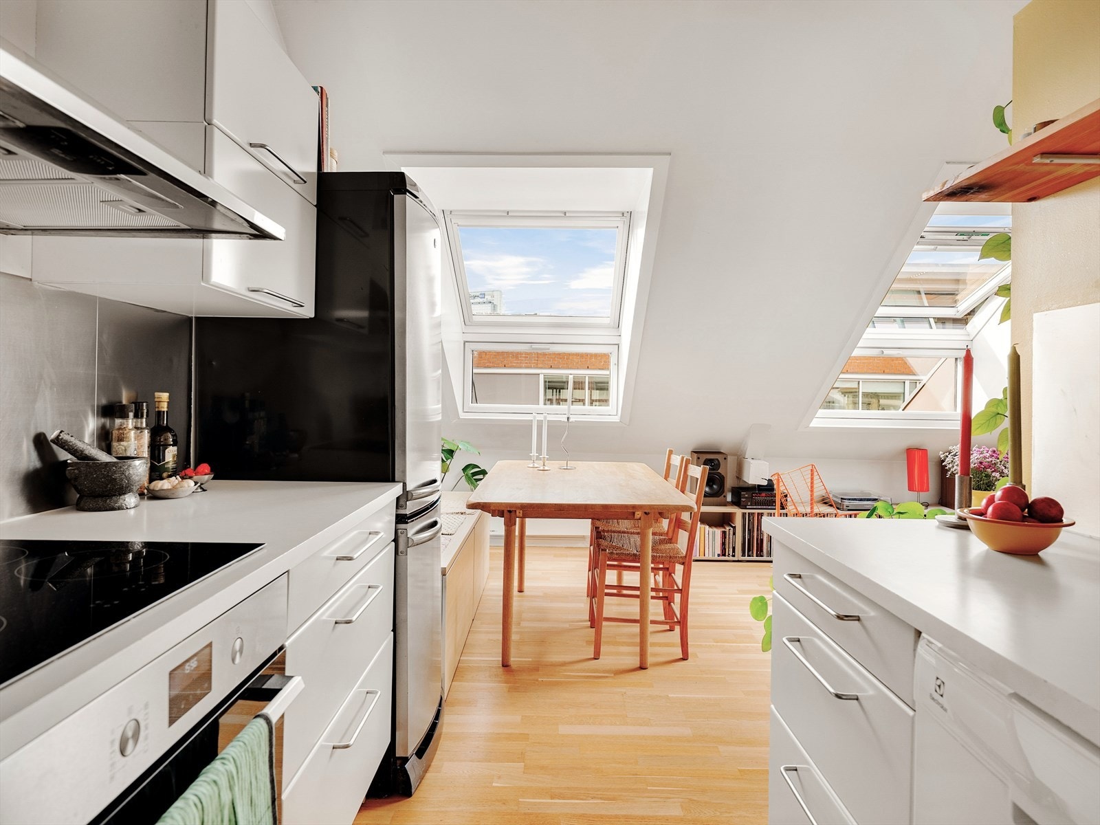 Leiligheten ble bygget i 2006 da loft ble omgjort til leiligheter. Her får du en gjennomgående god standard hvor du kan flytte rett inn, og bo godt fra første stund. Galleribilde