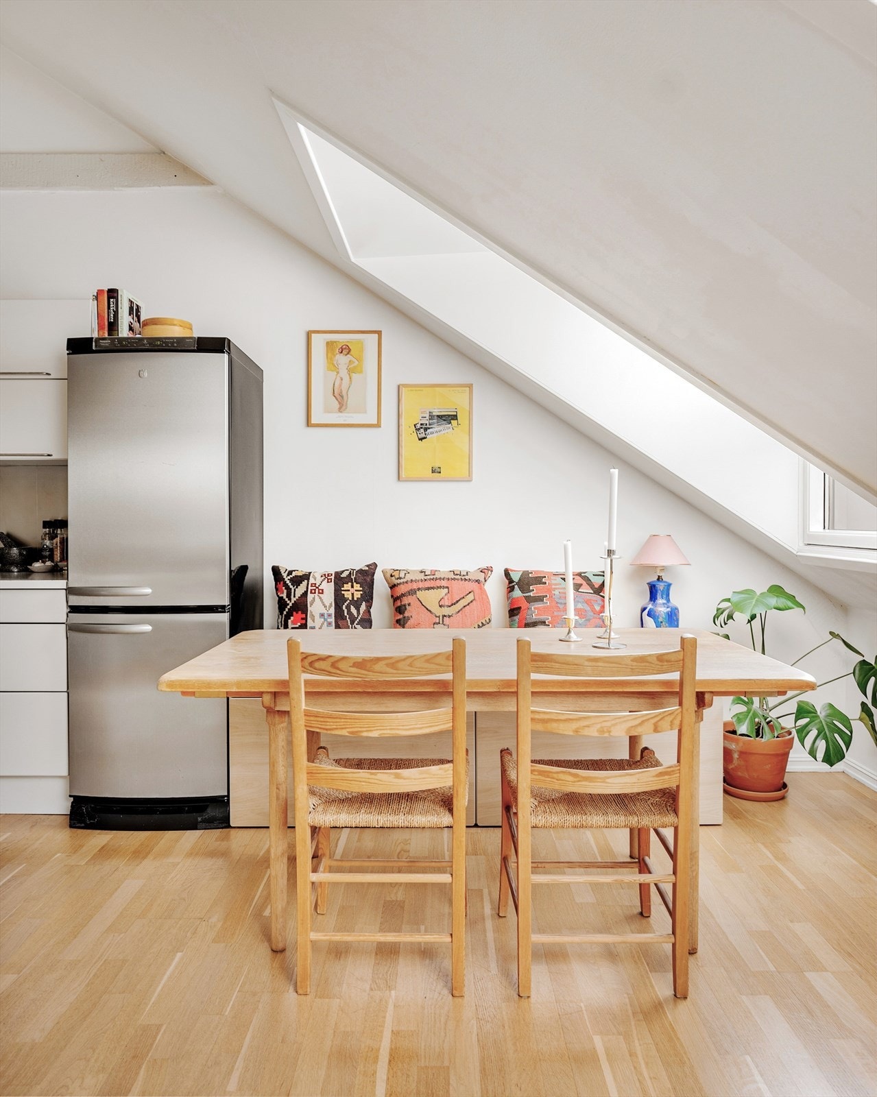 Ved kjøkkenet er det plass til et stort spisebord hvor det kan dekkes på til mange gjester. Galleribilde