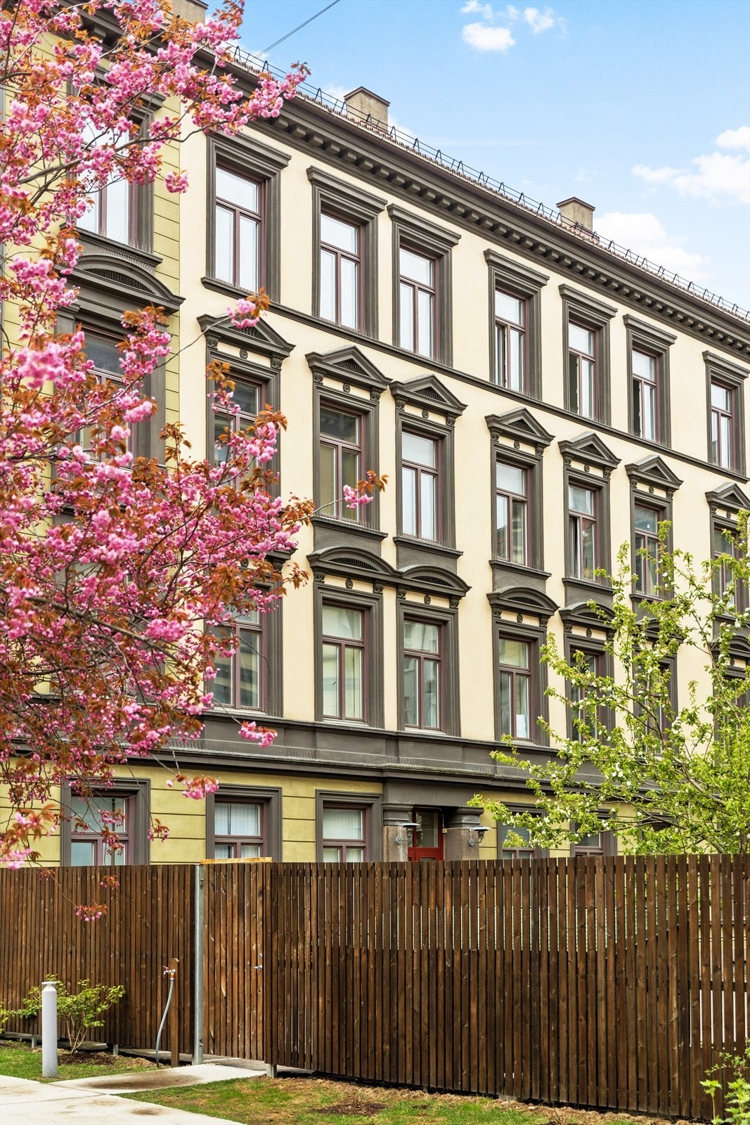 Bygården har en pen fasade i klassisk stil fra slutten av 1800-tallet. Galleribilde