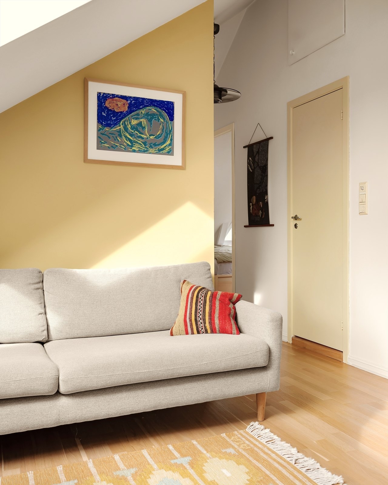 Det er god plass til sofa- og TV krok i stuen. Spisebordet i enden av rommet fungerer som et naturlig skille mot kjøkkenet. Galleribilde