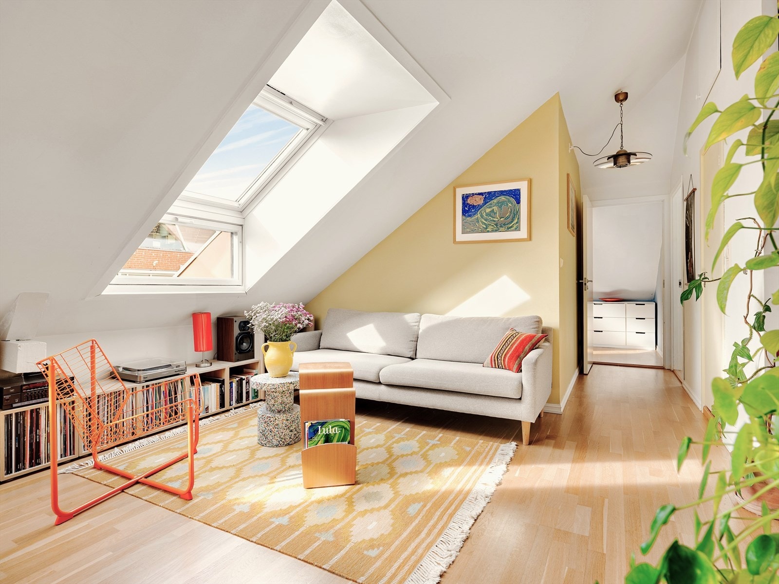 En lekker og lys 3-roms loftsleilighet med god planløsning og famtastisk lysinnslipp gjennom hele dagen. Galleribilde
