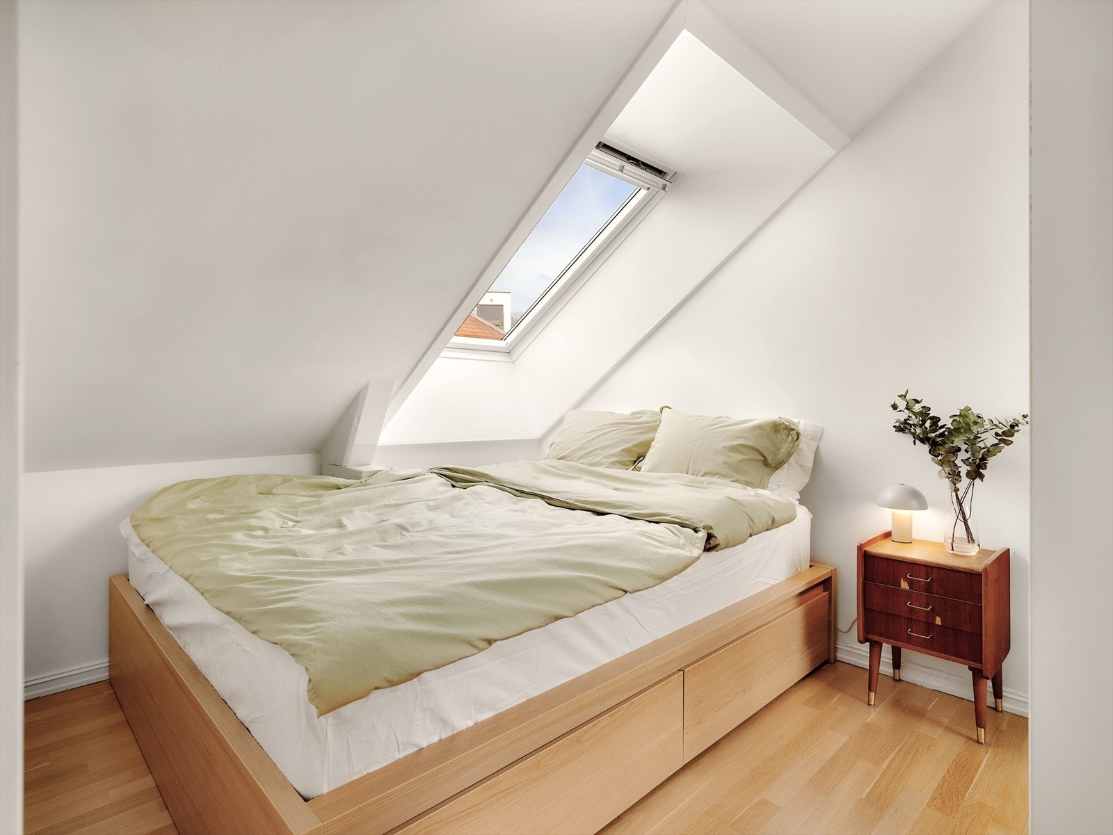 Boligen har to gode soverom, begge med plass til dobbeltseng og garderobe. Galleribilde