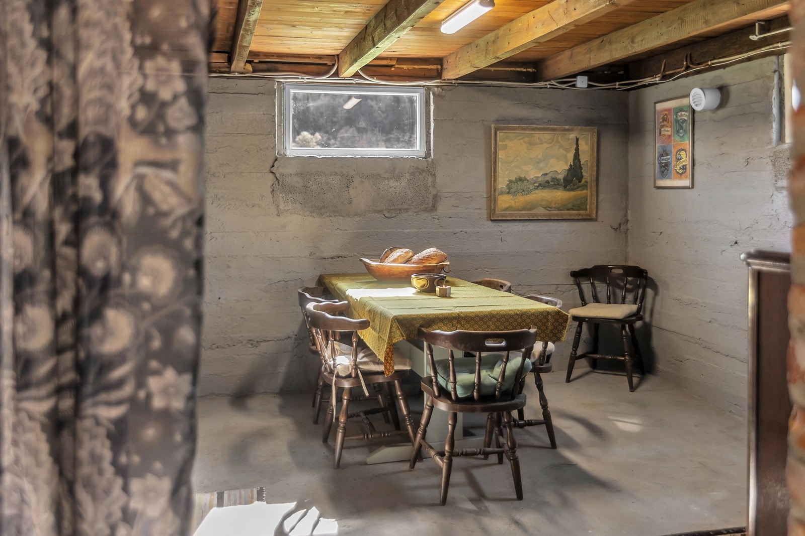 Spiseplass ved bakstovn kjeller. Galleribilde