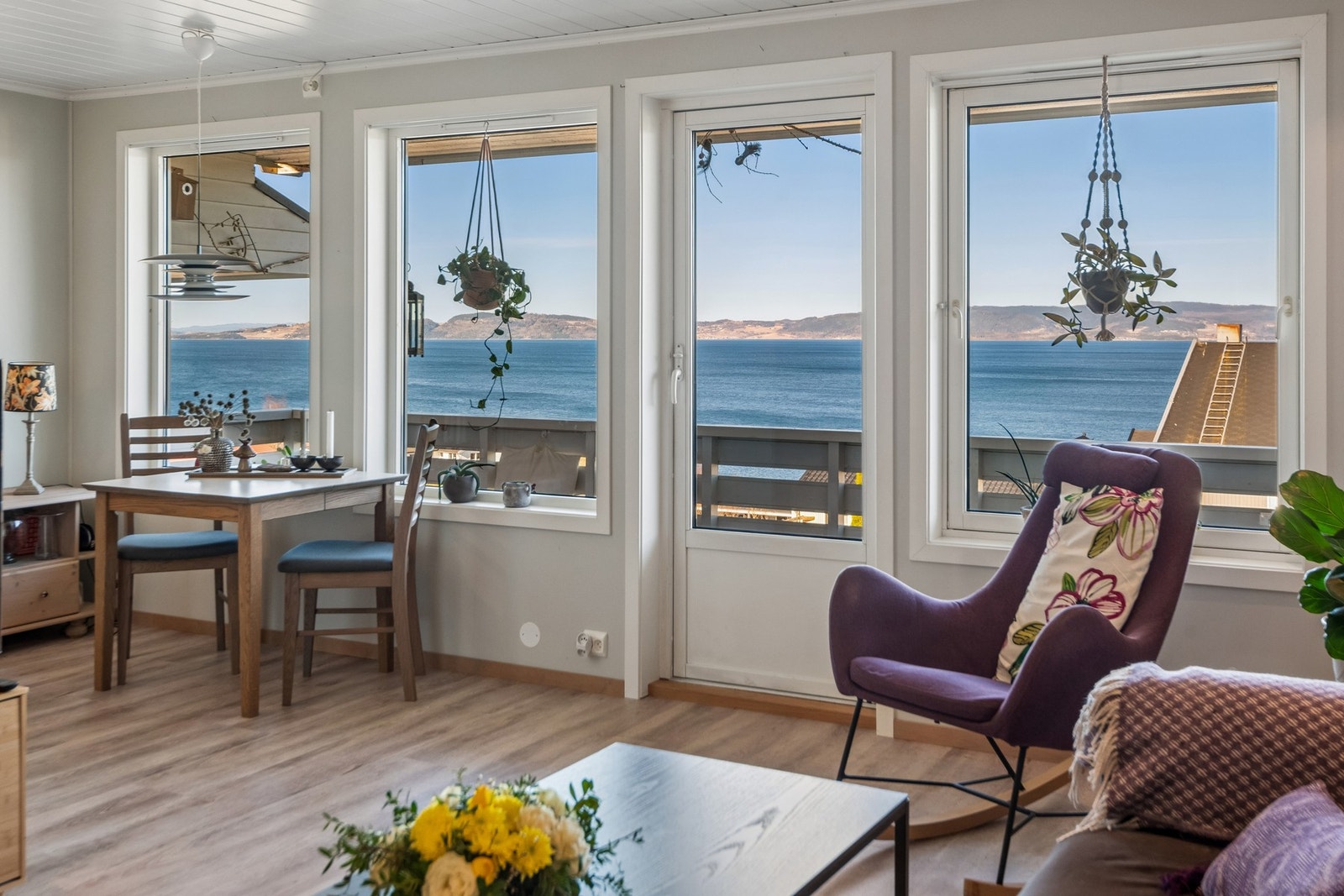 Fra stuen har man enkel adkomst til balkong., samt flott utsikt mot fjorden. Galleribilde