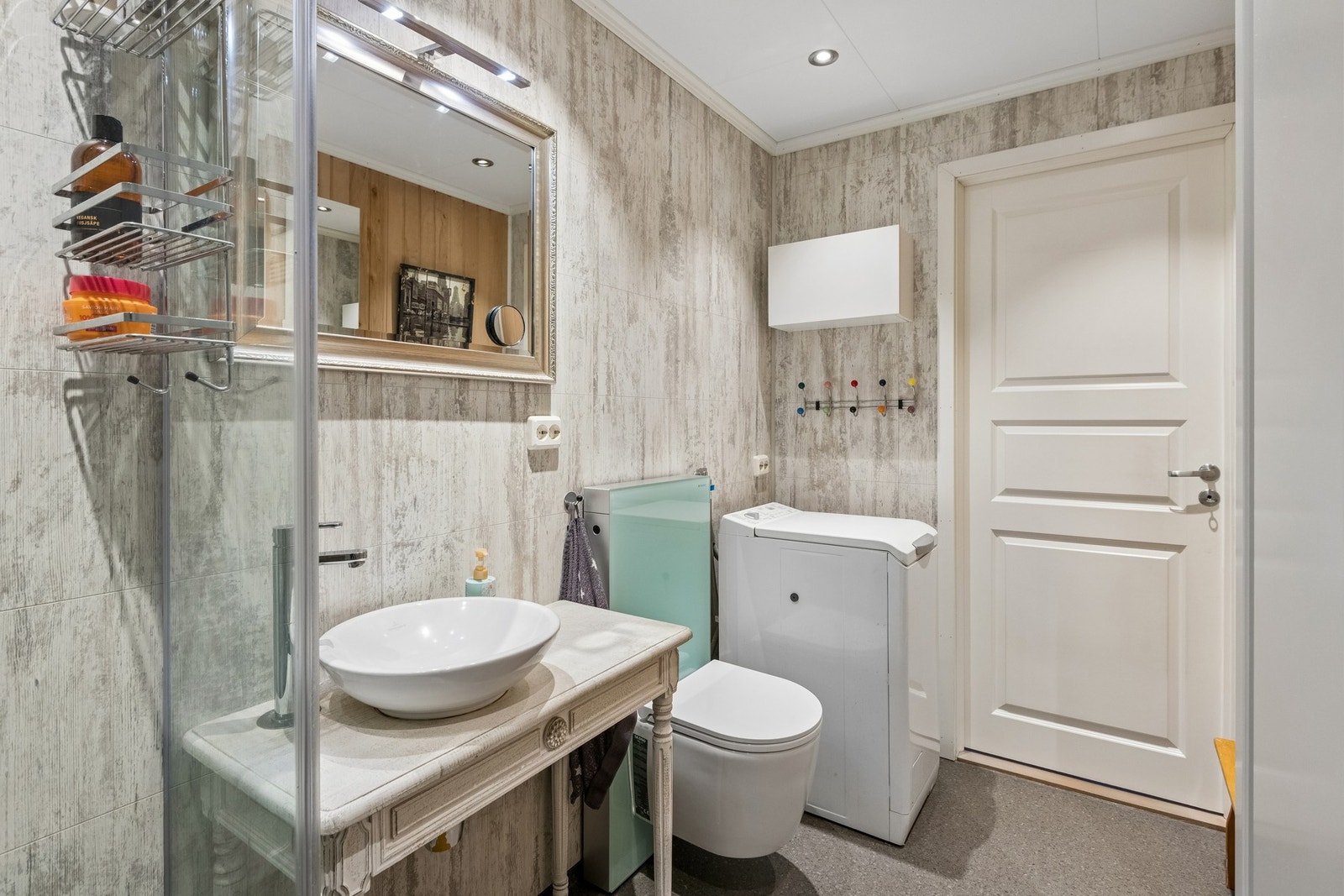 Badet har opplegg for vaskemaskin. Galleribilde