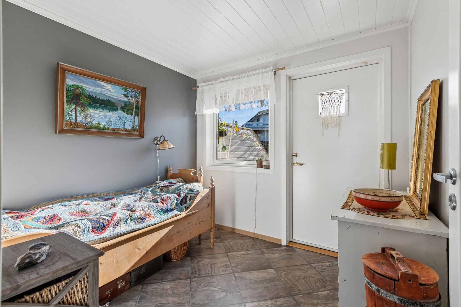 Gang med plass til oppbevaringsmøbel. Galleribilde