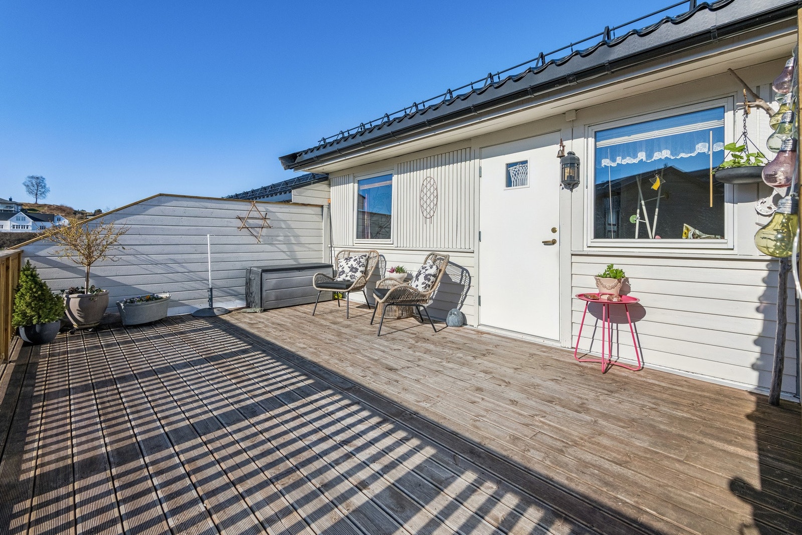 Romslig veranda med gode solforhold ved inngangsparti. Her har man god plass til hagemøbler, grill ect. Galleribilde