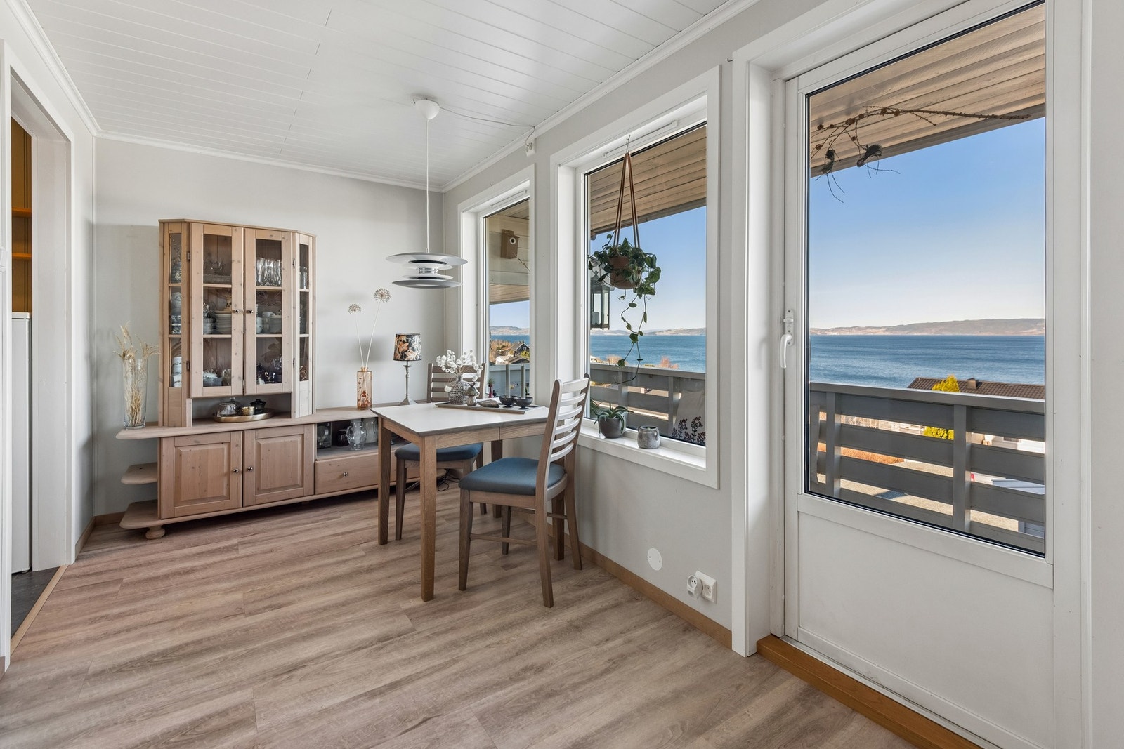 Stuen har store vindusflater som slipper inn godt med naturlig lysinnslipp. Fra spisebordet kan man nyte flott utsikt mot Trondheimsfjorden. Galleribilde