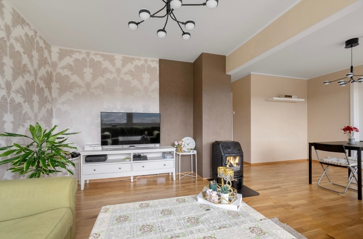 Koselig stue med plass til sofaer, stuebord og TV-benk. Galleribilde