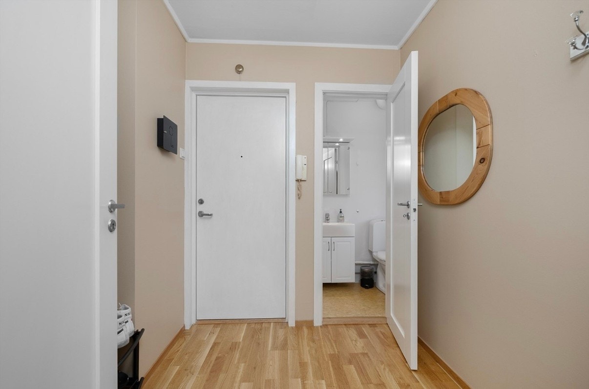 Romslig entré med separat WC og plass til skohylle og kommode. Galleribilde