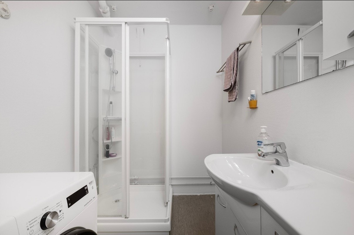 Badet har dusjkabinett og opplegg til vaskemaskin. Galleribilde