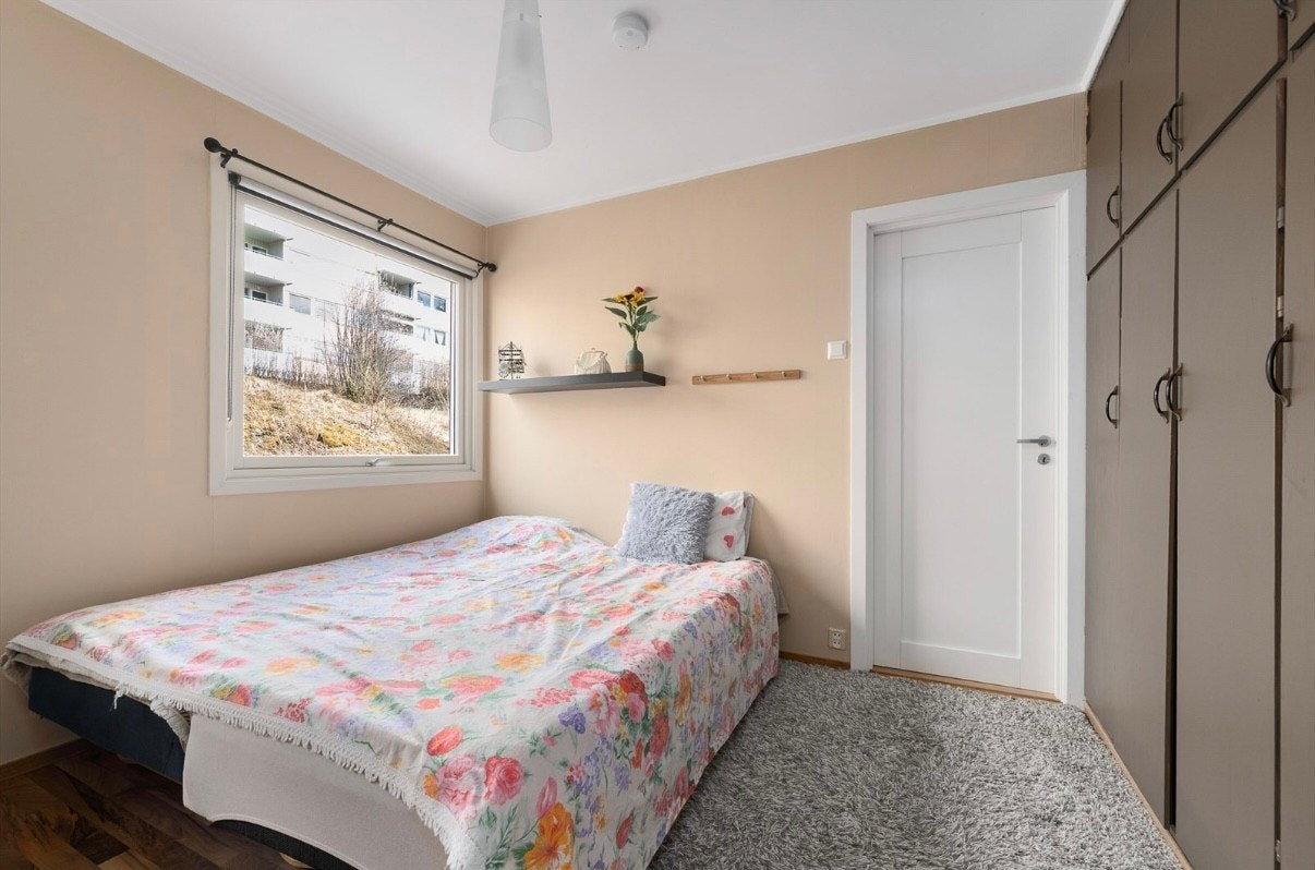 Også stort vindu på soverommet med rullegarding og gardinstang. Galleribilde