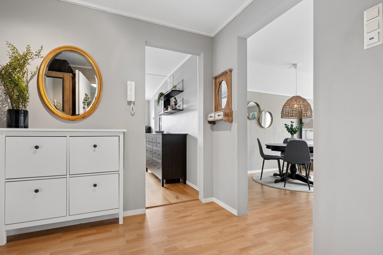 Romslig entré med god plass til diverse oppbevaring Galleribilde
