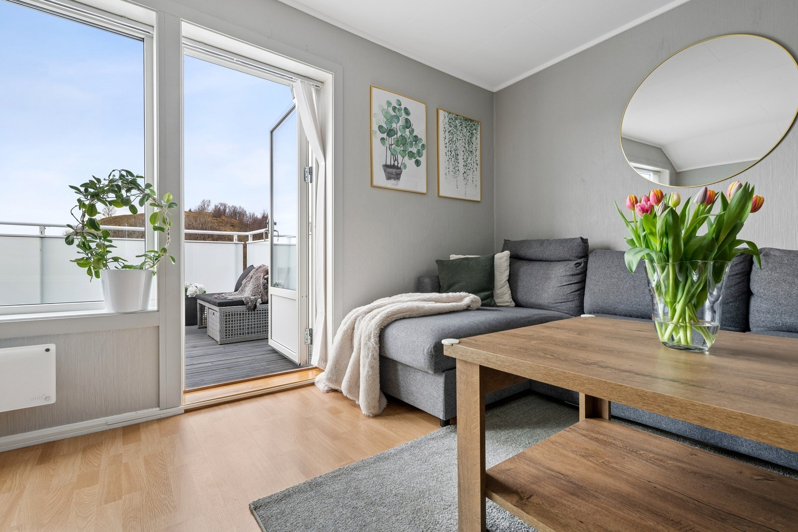 Utgang fra stuen til sørvendt balkong på ca. 12m² med svært gode sol- og lysforhold Galleribilde