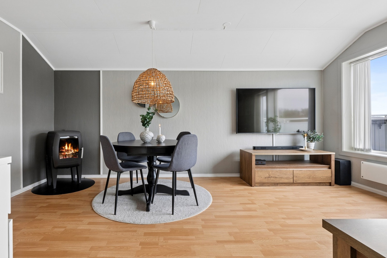 Stuen er lys og romslig, med god plass til både sofa- og spisegruppe. Herlig lysinnslipp fra store vindusflater mot sørvest Galleribilde