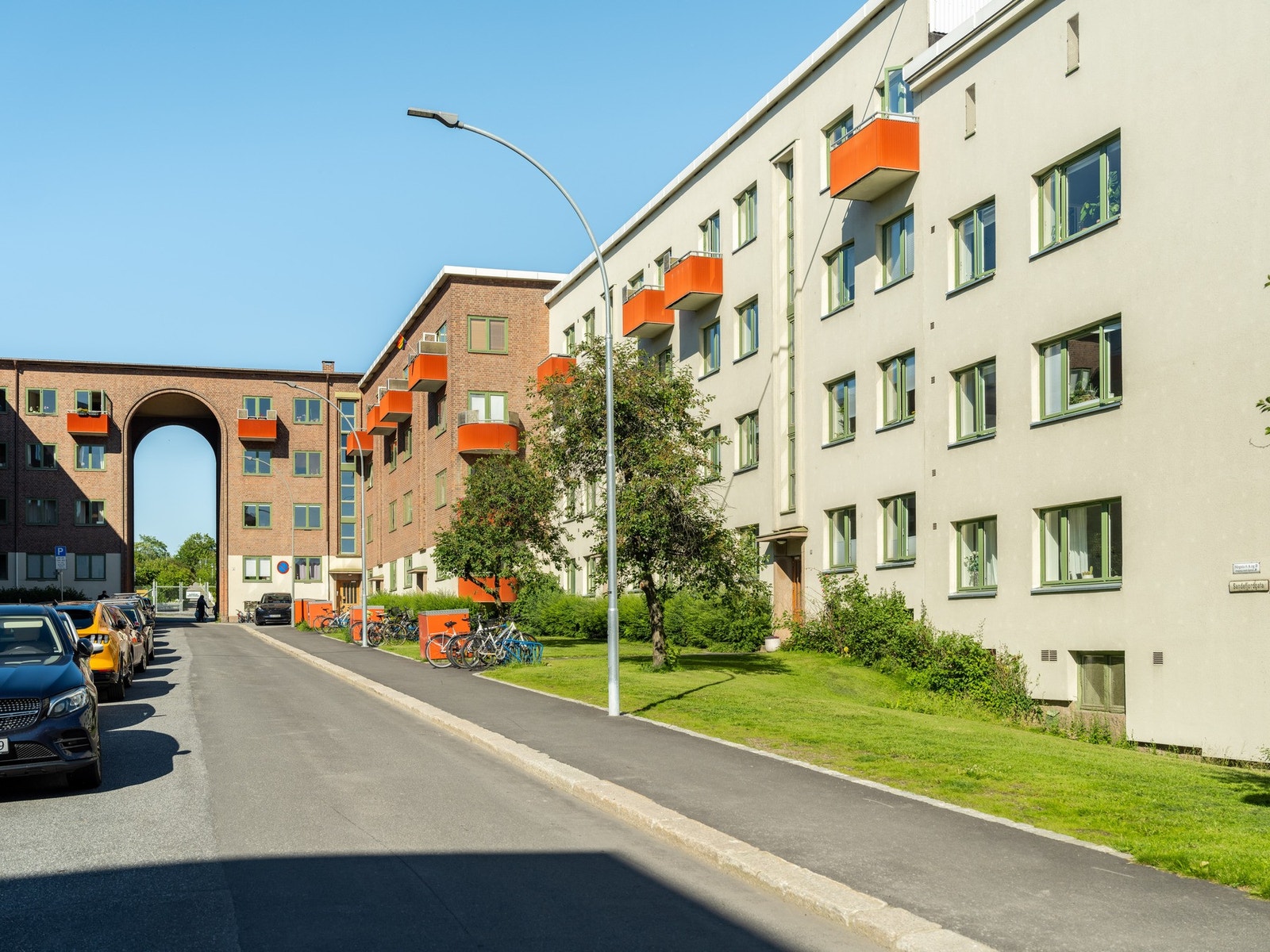 Leiligheten ligger fint til i byggets 2. etasje, i et borettslag med 133 leiligheter. Galleribilde