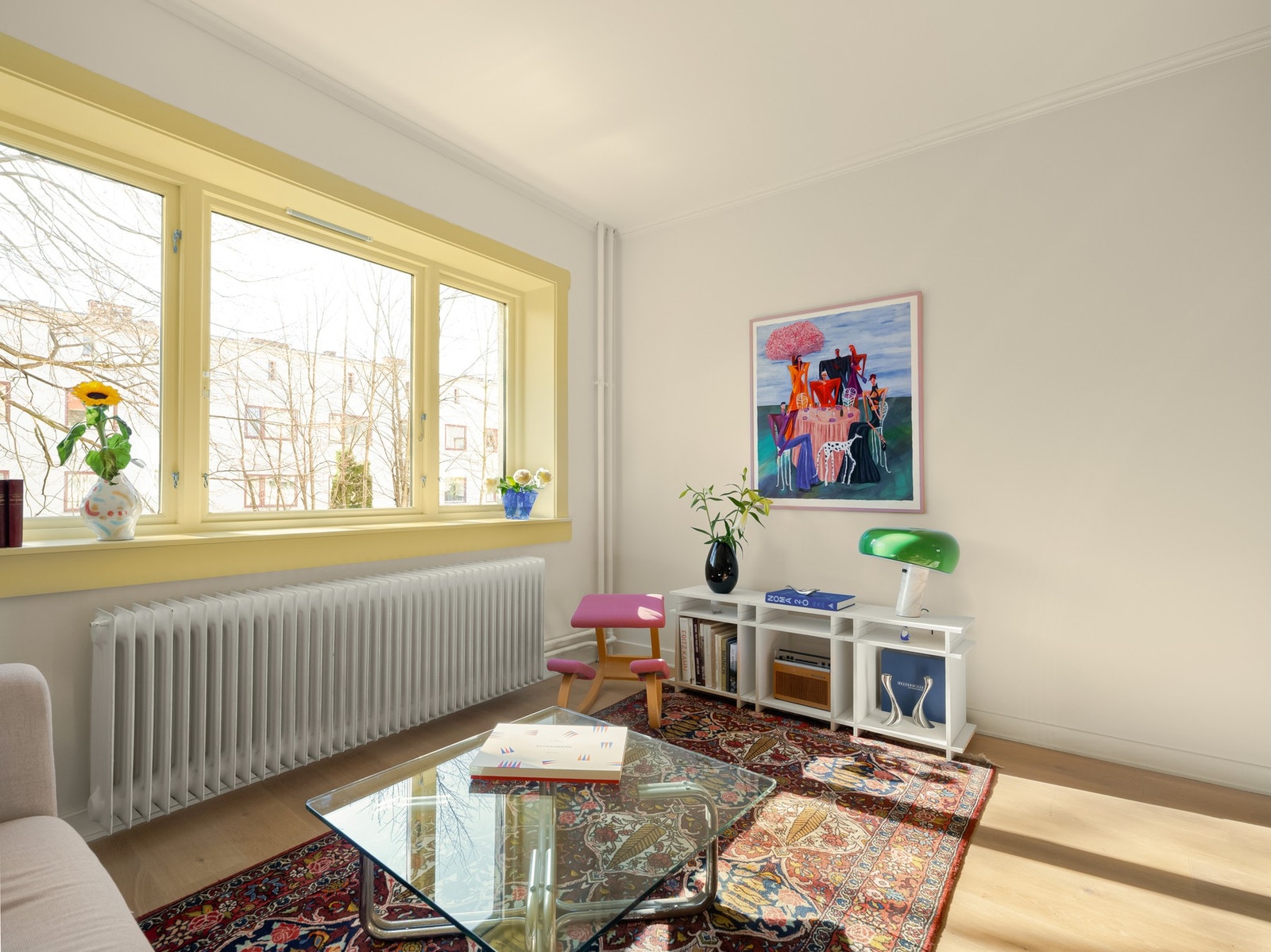 I stuen er det plass til både sofagruppe, skjenk og spiseplass. Galleribilde