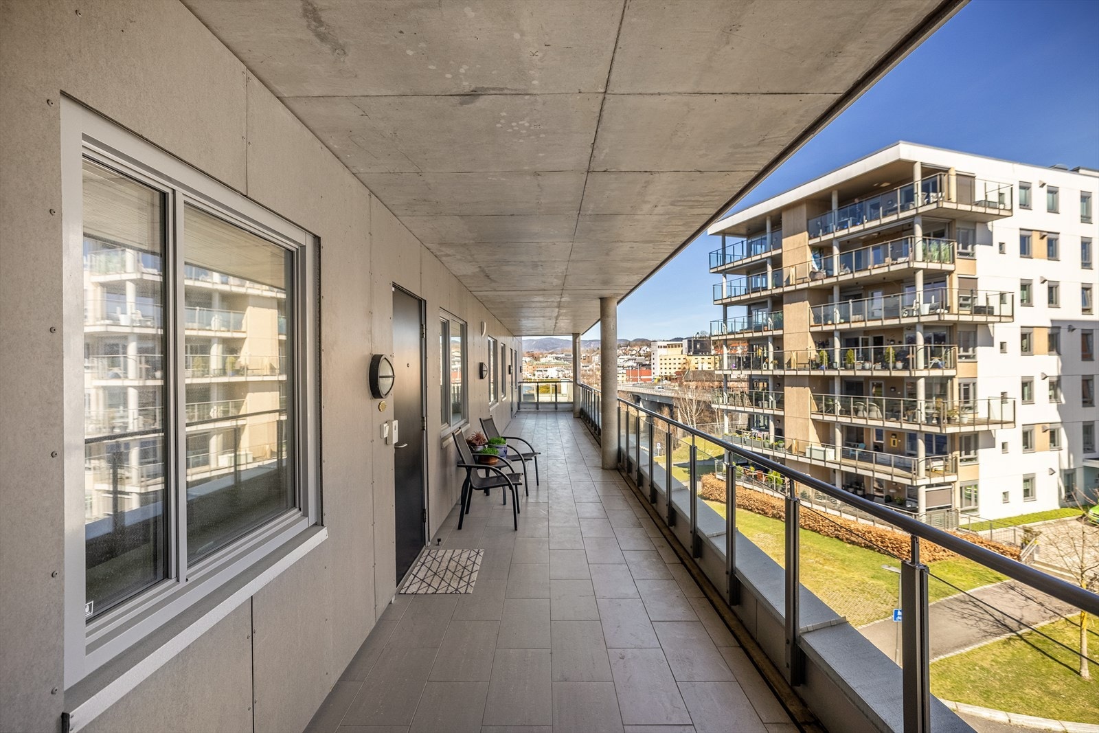 Hyggelig inngangsparti med plass til sittegruppe Galleribilde