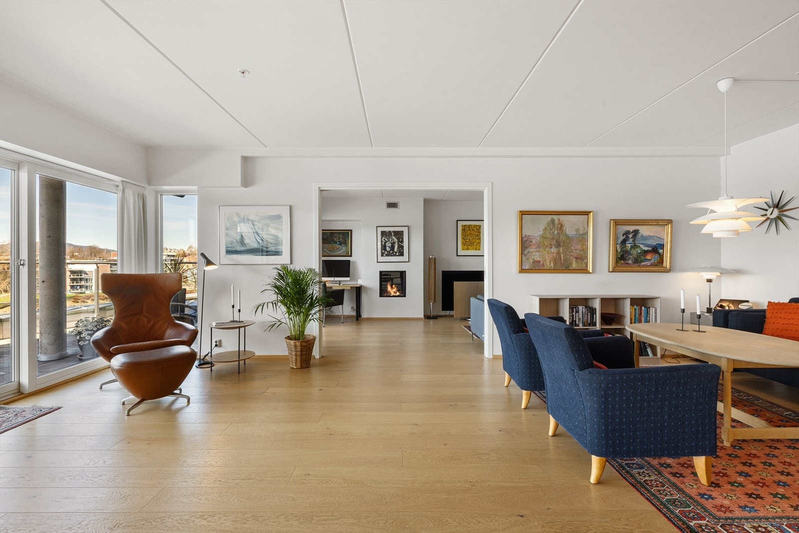 Fra stuen er det videre adkomst til tv-stuen, via stor skyvedør Galleribilde