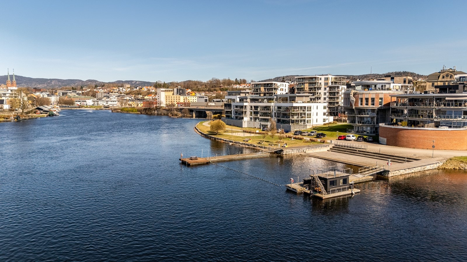 Leiligheten ligger i bygget Rosmersholm, i første rekke lengst nord Galleribilde