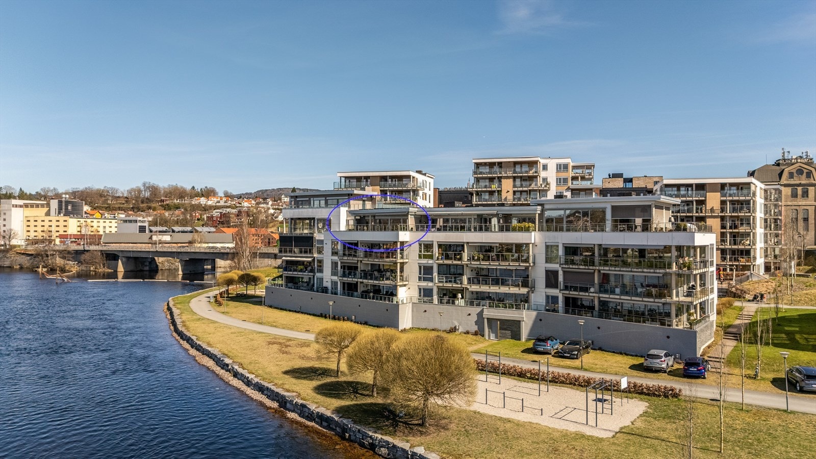 På Klosterøya Vest er du omgitt av vannveiene som skapte byen og ga den liv. En lang strandsone mot Hjellevannet styrker kvaliteten til området og gir gode friområder mellom vann og strand Galleribilde