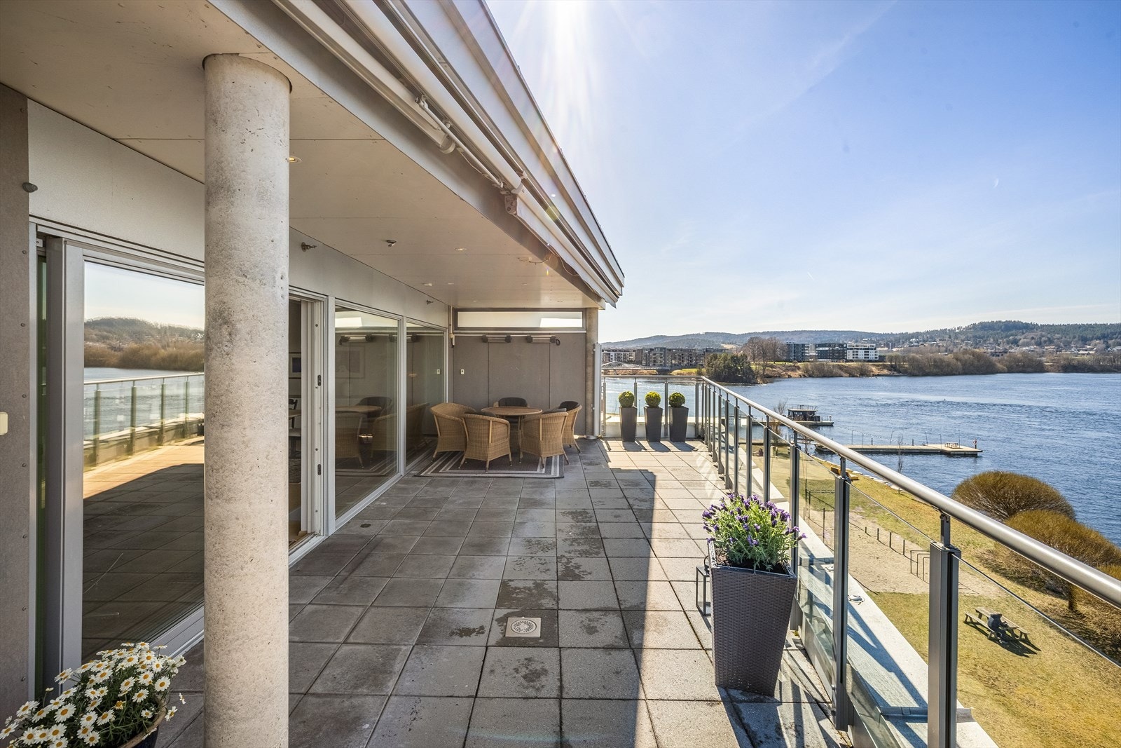 Denne toppleiligheten ligger skjermet, rolig og godt opptrukket fra gateplan og det er kun kveldslysene fra Skien sentrum som vitner om at man bor midt i byen med alt man kan ønske seg rett utenfor døren Galleribilde