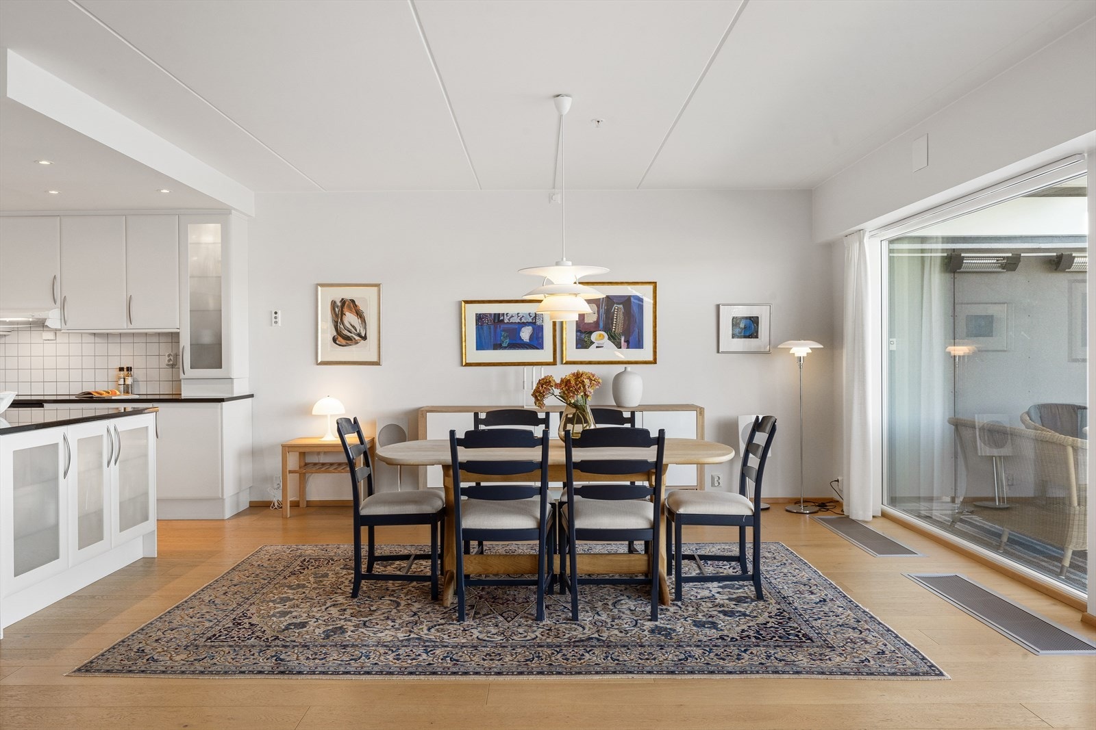 Spisestuen har god plass til stort langbord, perfekt for sosiale sammenkomster Galleribilde