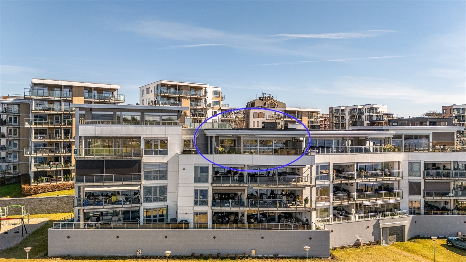 Leiligheten ligger i 4. etasje, øverste etasje i bygget, med enkel adkomst via heis fra parkeringsanlegg i kjeller Galleribilde