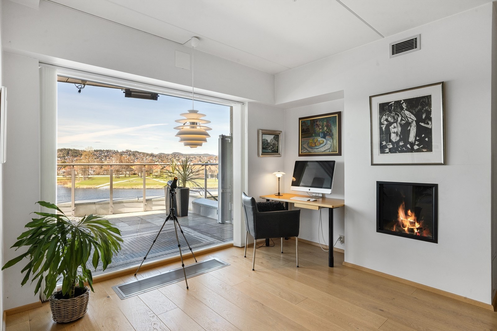 Tv-stuen har plass til både sofakrok og kontorhjørne Galleribilde