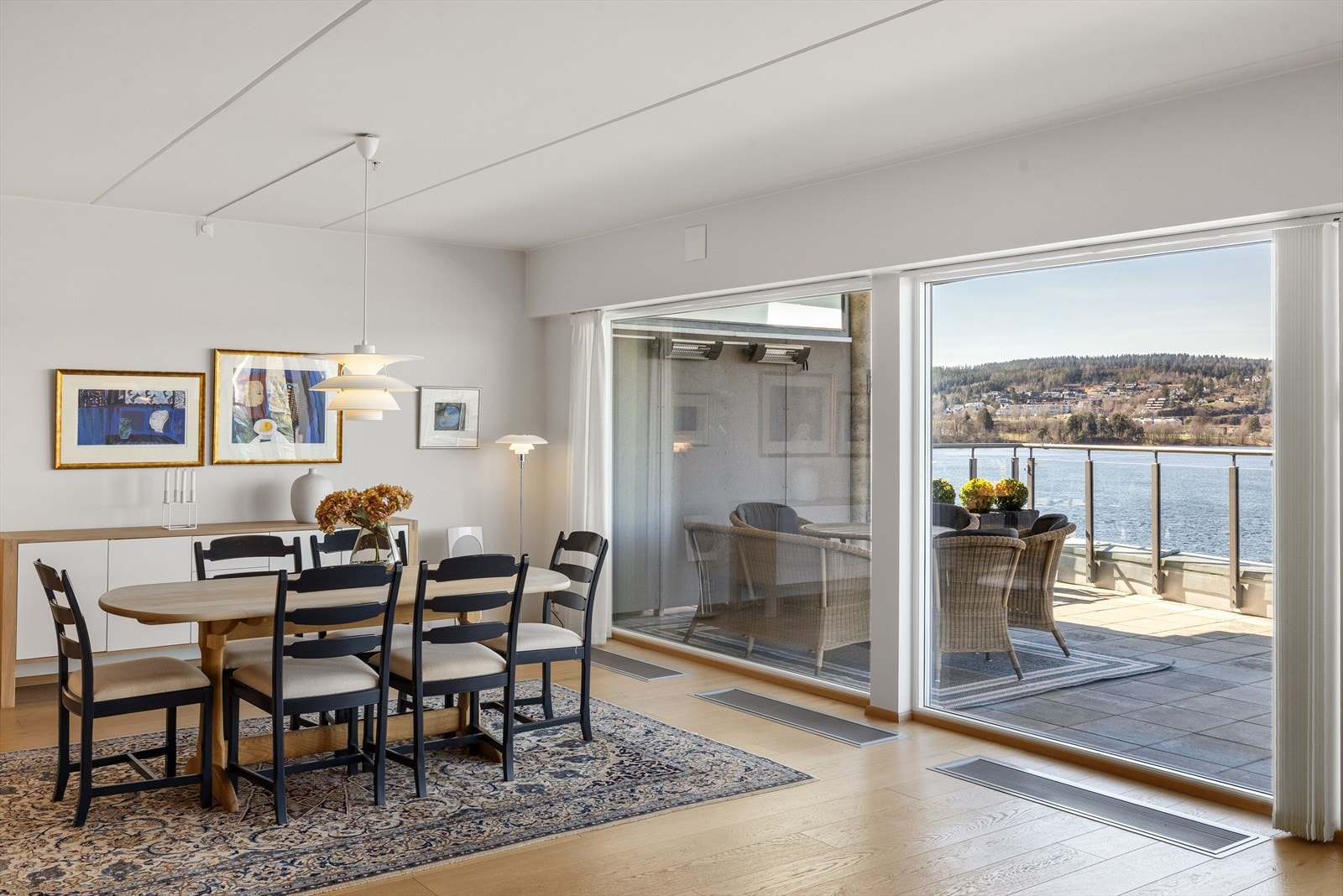 Hvem drømmer ikke om å våkne opp til vakker fuglesang, deilig bølgeskvulp og hyggelig båttrafikk på elven? Galleribilde