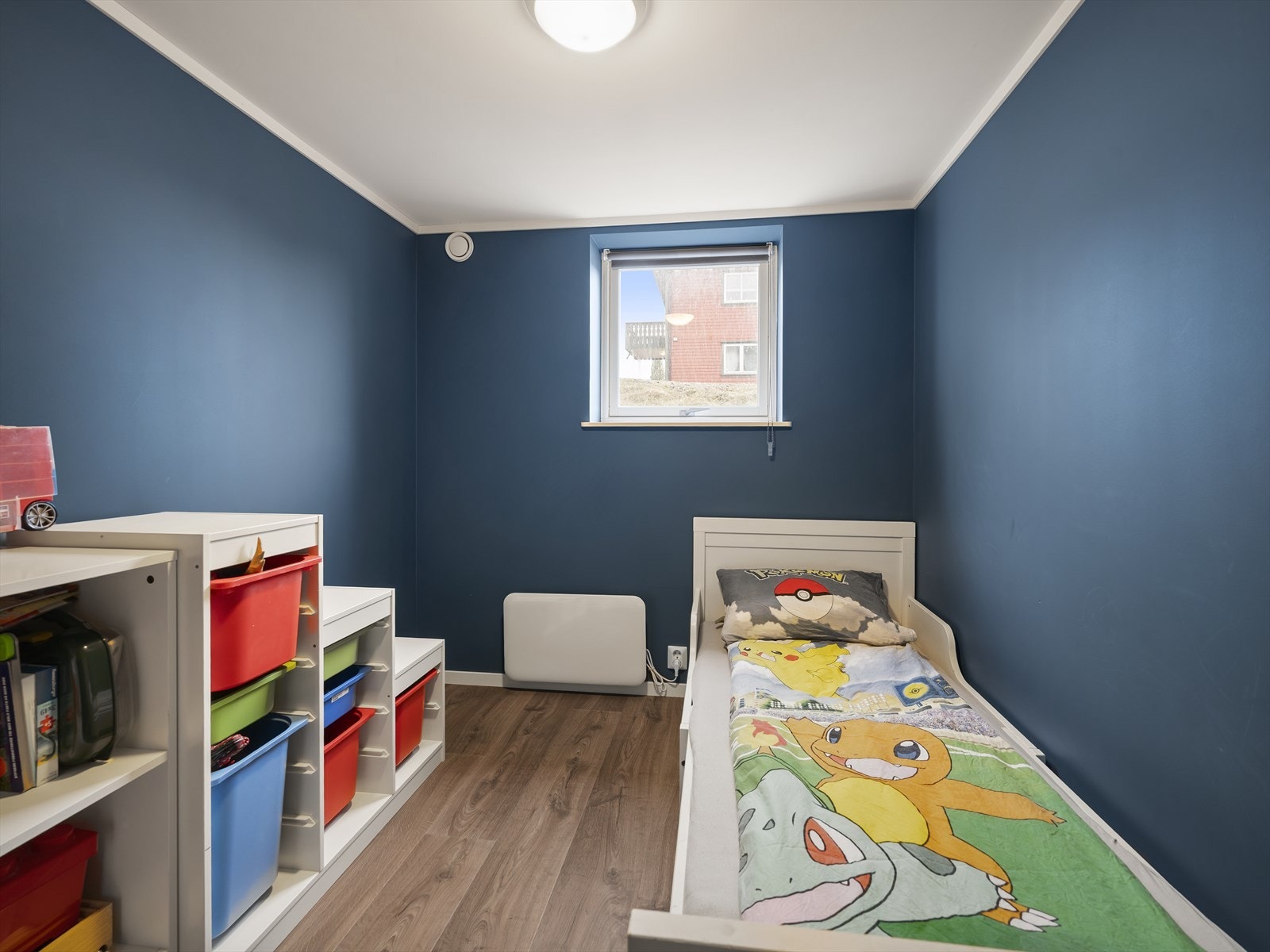 Svært praktisk soverom med fleksibel bruk - perfekt som barnerom, gjesterom eller kontor Galleribilde