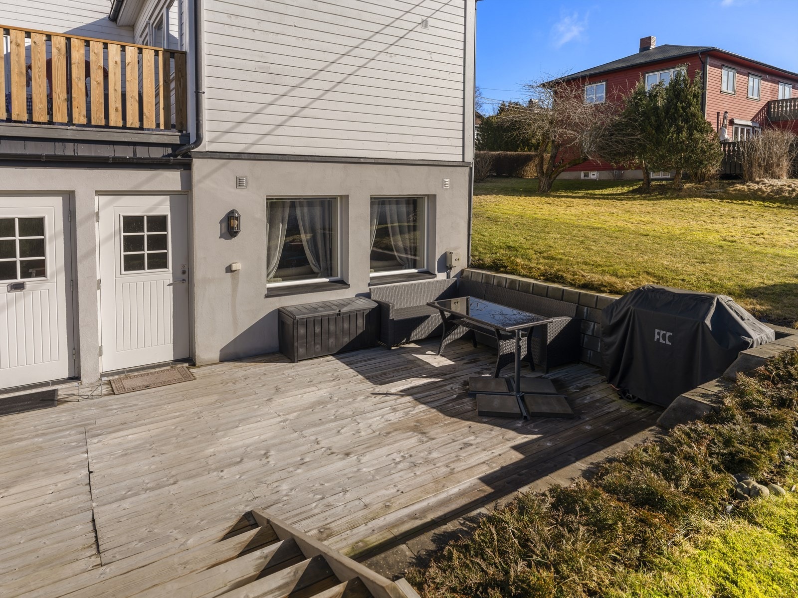 Sydvendt terrasse med gode solforhold - perfekt for fine dager i solen Galleribilde