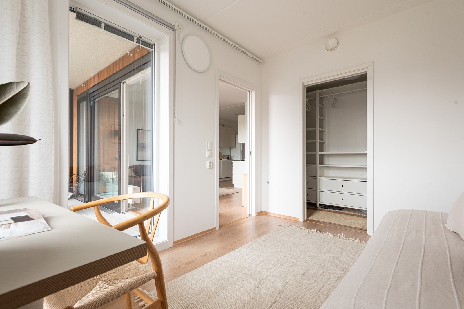Soverommet har tilknyttet garderoberom/walk-in closet som gir rikelig med lagringsplass! Galleribilde